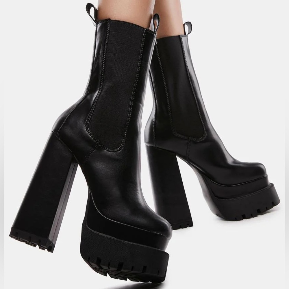 RING THE ALARM PLATFORM BOOTS 7.5 DEADSTOCK